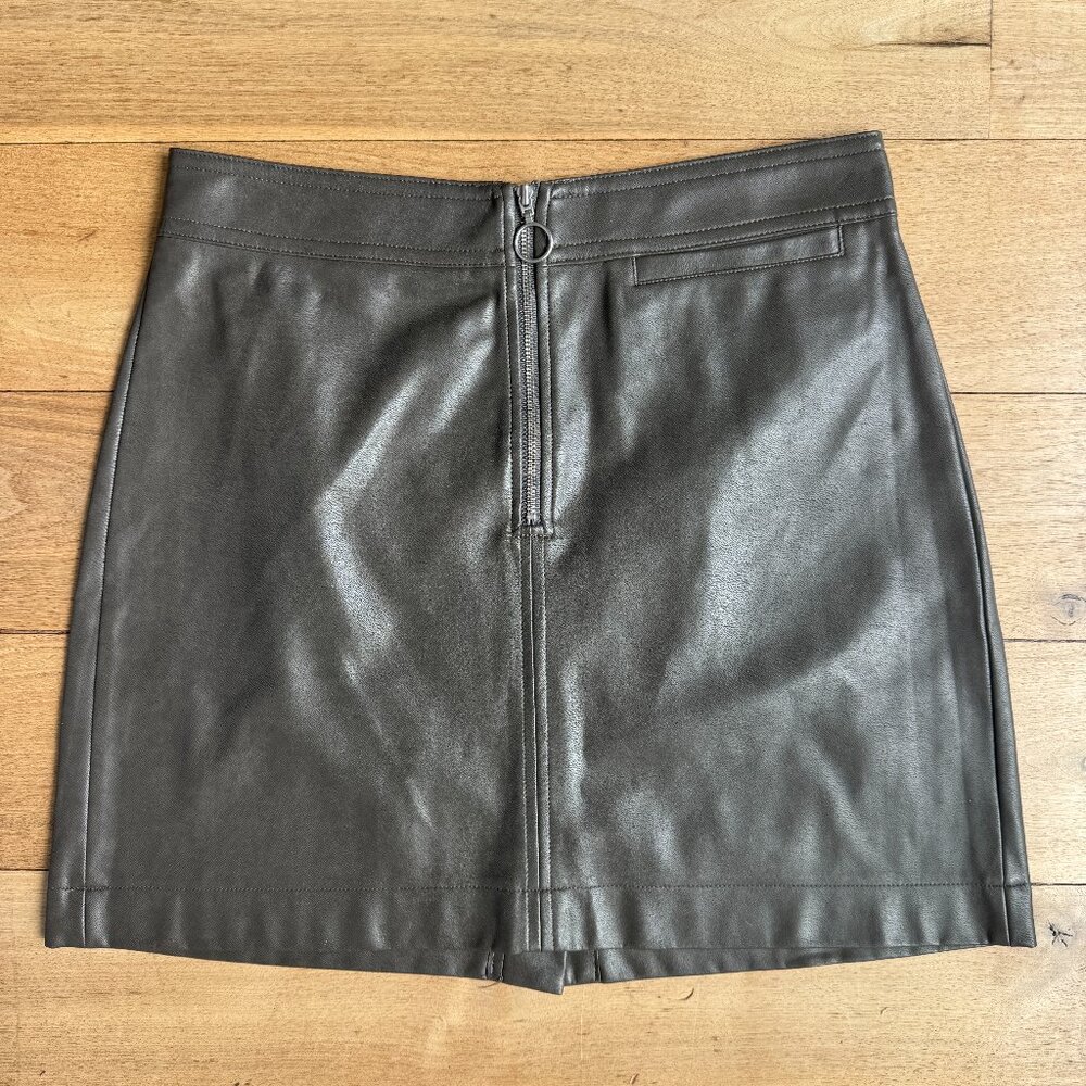 Aritzia Wilfred Vegan Leather Mini Skirt, Size 6 (but on smaller side)